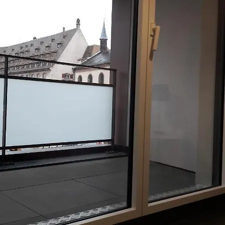 Standing Petite France *